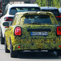 電動化はあるのか!? MINI『クーパー5ドア』次期型をスクープ、リアデザインに注目！ 画像