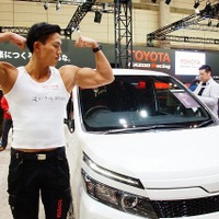 【東京オートサロン16】トヨタブース、マッチョなコンパニオンが登場!? 画像
