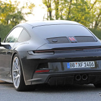 幻のポルシェ『911 ST』、ついにカモフラージュが取れた！発表間近の最終形を激写 画像