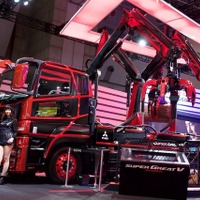 【東京モーターショー15】まるで十得ナイフ？「型にはまらない」三菱ふそうの スーパーグレートV スパイダー 画像