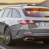 メルセデスベンツ『Eクラスワゴン』新型、ダイナミックなリアデザイン…欧州で発表 画像