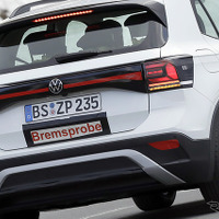 輸入車SUVナンバー1が大きく変わる!? VW『T-Cross』、“ほぼフルヌード状態”を激写 画像