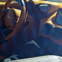 またも即完売必至!? 発表直前、アストンマーティン『V12ヴァンテージ』マニュアル仕様を激写 画像