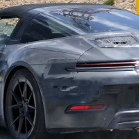 ポルシェ 911 初のハイブリッド化へ！「992.2」世代タルガをスクープ 画像