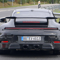 ポルシェ『911』がついにハイブリッド化！「911 GTS」はモーターアシストで700psか 画像