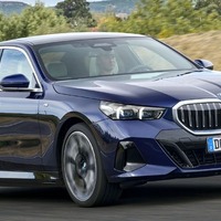 BMW 5シリーズ 新型のEV『i5』、航続582km…ドイツで10月21日から納車 画像