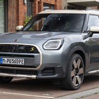 MINI クロスオーバー 新型のEV、新写真を公開…11月に生産開始 画像