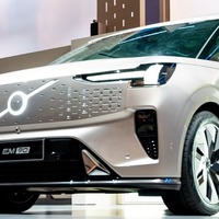 従来のボルボにない新デザイン、電動ミニバン『EM90』に「イルミネーションフロント」採用 画像