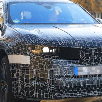 BMW『ノイエ・クラッセSUV』を初スクープ！ 新時代BEVのグリルは60年代風？ 画像