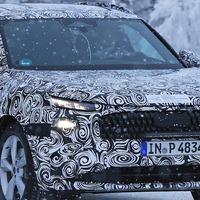 新世代の二段式ヘッドライトがくっきり、アウディの新エントリーSUV『Q3』次期型をスクープ 画像