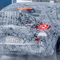 ドデカスポイラーは本物!? BEV版「ベイビーAMG」を初スクープ！ 画像