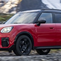 MINI カントリーマン 新型、ガソリン主力グレードに「JCW」仕様…新写真を公開 画像