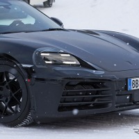 ポルシェ『ボクスターEV』ついに量産型を激写！ 初の全輪駆動は400馬力超へ 画像
