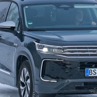 VWの新型3列シートSUVを激写！ティグアンより20cmも長い、このモデルの正体は？ 画像