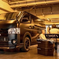 マットブラックのカスタムハイエース、限定20台で発売決定 画像