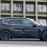 ポルシェ初の3列シートSUVをスクープ！ 全長5mを超える3000万円級モデルか 画像