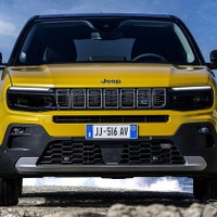 ジープの小型SUV『アベンジャー』、PHEVの「4xe」を間もなく発表へ 画像