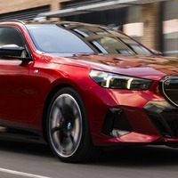 BMWのEVワゴン『i5ツーリング』、頂点「M60」は601馬力ツインモーター…新写真を公開 画像