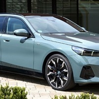 BMW初のEVワゴン、『i5ツーリング』…欧州で納車開始 画像