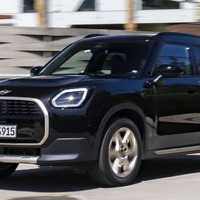 MINI カントリーマン 新型に「Favoured」仕様、ブラックにシルバーアクセントが映える…欧州設定 画像