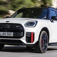 MINI カントリーマン 新型、最強「JCW」は300馬力ターボ搭載…新写真を公開 画像