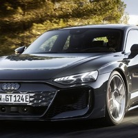 アウディの高性能EVスポーツ、『RS e-tron GT』に改良新型…856馬力に強化 画像