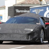 フェラーリの新型ハイパーカー出現！ モコモコ膨らむ偽装の下にあるのは「なめらかボディ」？ 画像