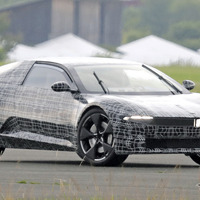 超コンパクトな4モーター・スポーツカー誕生!? BMWの次世代クーペをスクープ 画像