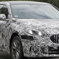 BMWにパナメリカーナグリル？ 謎の『2シリーズ』プロトタイプが走行中…実は大きな疑問が 画像