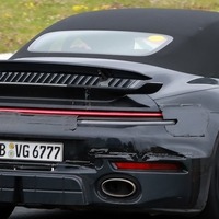 ポルシェ『911』はまだまだ進化する！ 未公開の「ターボSカブリオレ」、新ウィングで開発テスト 画像