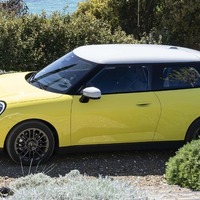 MINIハッチバック新型のEV、「クラシック」仕様を設定…白ルーフに新色イエローが選べる 画像