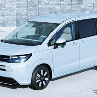 【ホンダ フリード vs トヨタ シエンタ】スペック比較…人気のミニバン、ガソリンモデルの違いは？ 画像