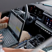 航続が短い？ ポルシェ『718ボクスターEV』プロトタイプの車内を撮影…スポーツカーとして差異化 画像