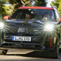 最強・最新のMINI『JCWカントリーマン』、300馬力のパフォーマンスSUVの詳細に迫る 画像