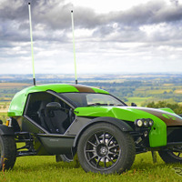 まるでラジコン!? わずか896kgの「どこへでも行ける究極スポーツカー」発表 画像