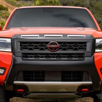 さらにコワモテ顔に変身！新色「アフターバーンオレンジ」が眩しい日産の新型『フロンティア』 画像