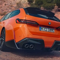 BMW『M5ツーリング』新型、チタンやカーボンを惜しみなく装着「Mパフォーマンスパーツ」設定 画像