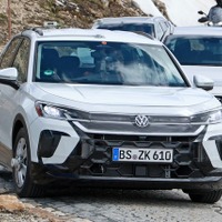 VW『Tロック』次期型のプロトタイプが現行型「R」と出現！ その意味は？ 画像