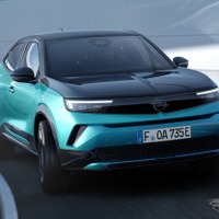大胆かつ洗練デザインに進化したオペルの小型SUV『モッカ』、要望に応えハイブリッドで魅力アップ 画像