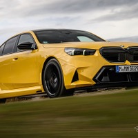 スピードイエロー鮮やかに、ハイブリッド高性能セダンに進化した新型BMW『M5』［詳細画像］ 画像