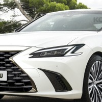 目が「Z」字型に光る!? レクサス『ES』改良新型デザインが確定、EVの登場はフルチェンジ待ちか 画像