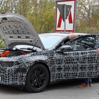 「M」と間違える？ BMW『3シリーズ』ノイエクラッセEV、ついに実車が出現！ 画像