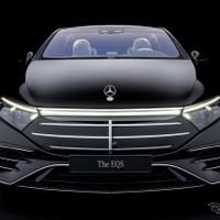 エンブレムが立ち上がった！ メルセデスベンツ『EQS』が「電気自動車のSクラス」らしく進化　1535万円から 画像