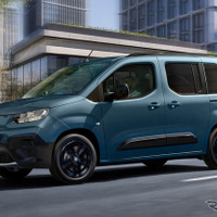 フィアットの遊べるMPV『ドブロ』新型が発売、顔つき精悍に　414万円から 画像