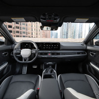 キア、新型コンパクトセダン『K4』発表…クラス最大の室内に30インチの大型デジタルディスプレイ 画像