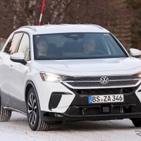 VWのコンパクトクロスオーバーSUV、『Tロック』次期型を目撃…ゴルフRとパワートレイン共有？ 画像