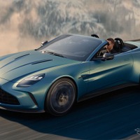 アストンマーティン、新型『ヴァンテージロードスター』発表…クーペよりも高剛性、Zルーフは業界最速開閉 画像