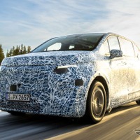 メルセデスベンツの新型ミニバン、プロトタイプの写真を公開…EVも設定へ 画像