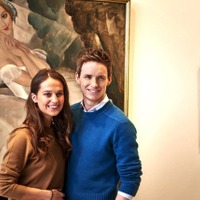 エディ・レッドメイン、“リリー”の絵の前で感慨…『リリーのすべて』デンマーク・プレミア 画像