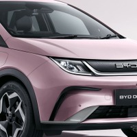 BYDのEV『ドルフィン』に300万円を切る特別限定車、ピンクボディで電動テールゲート装備 画像